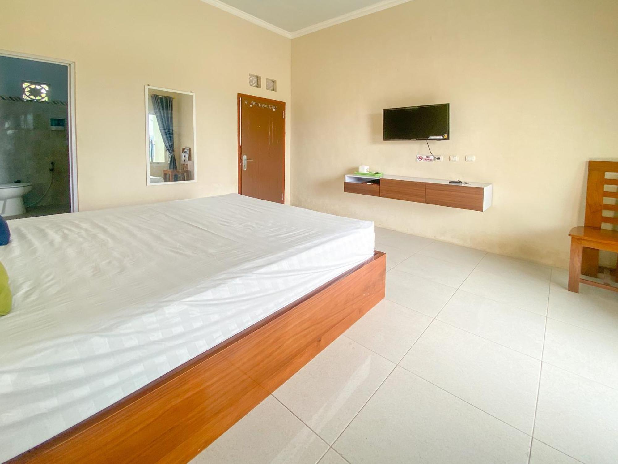 Urbanview Griya Lota Guest House Banyuwangi Ketapang  Экстерьер фото